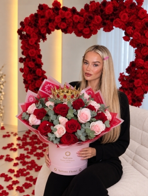THE  BLUSH AND ROUGE 24 ROSES LUXE  HATBOX  (Crown  optional)