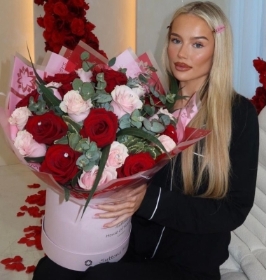 THE BLUSH AND ROUGE 24 ROSES LUXE HATBOX  (Crown optional)